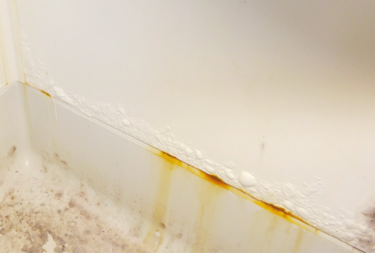 浴室壁のサビ補修 鋼板壁の膨れ