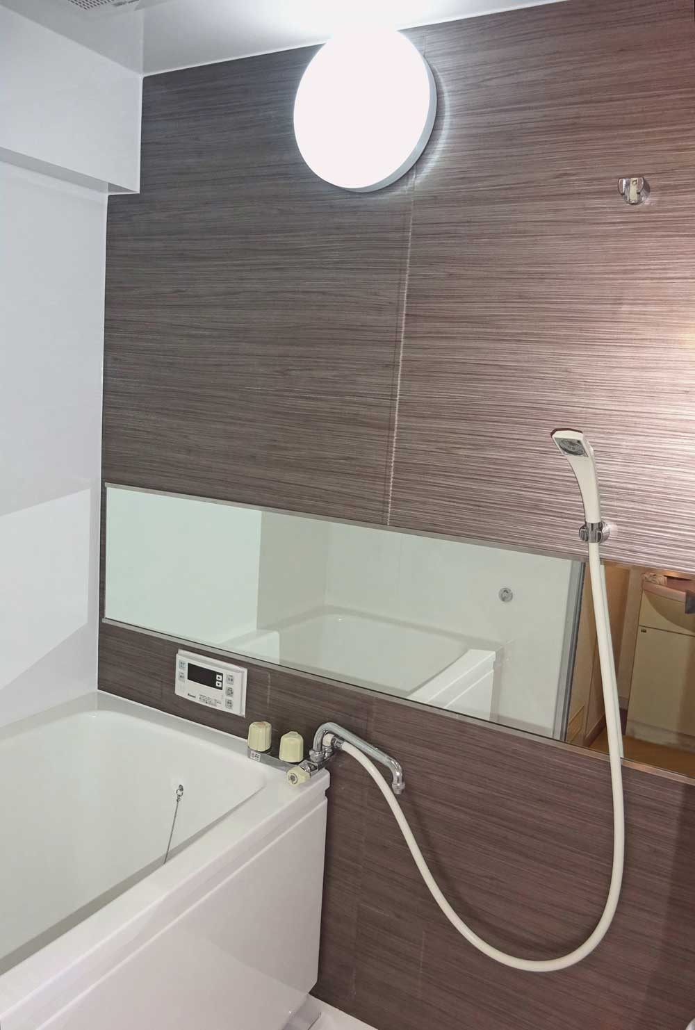 浴室全体塗装と壁アクセント　大型鏡設置