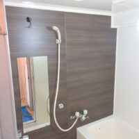 浴室壁の表面フィルムが経年劣化で剥離