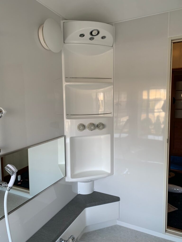 浴室壁の表面フィルムが経年劣化で剥離