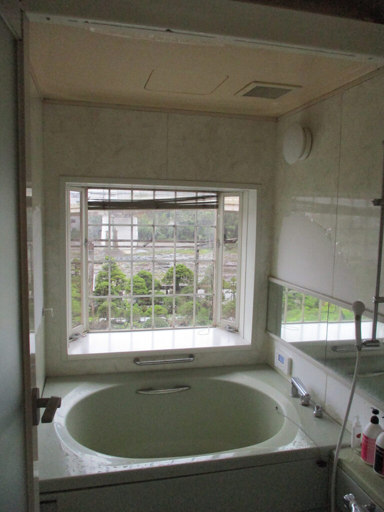 浴室壁の表面フィルムが経年劣化で剥離