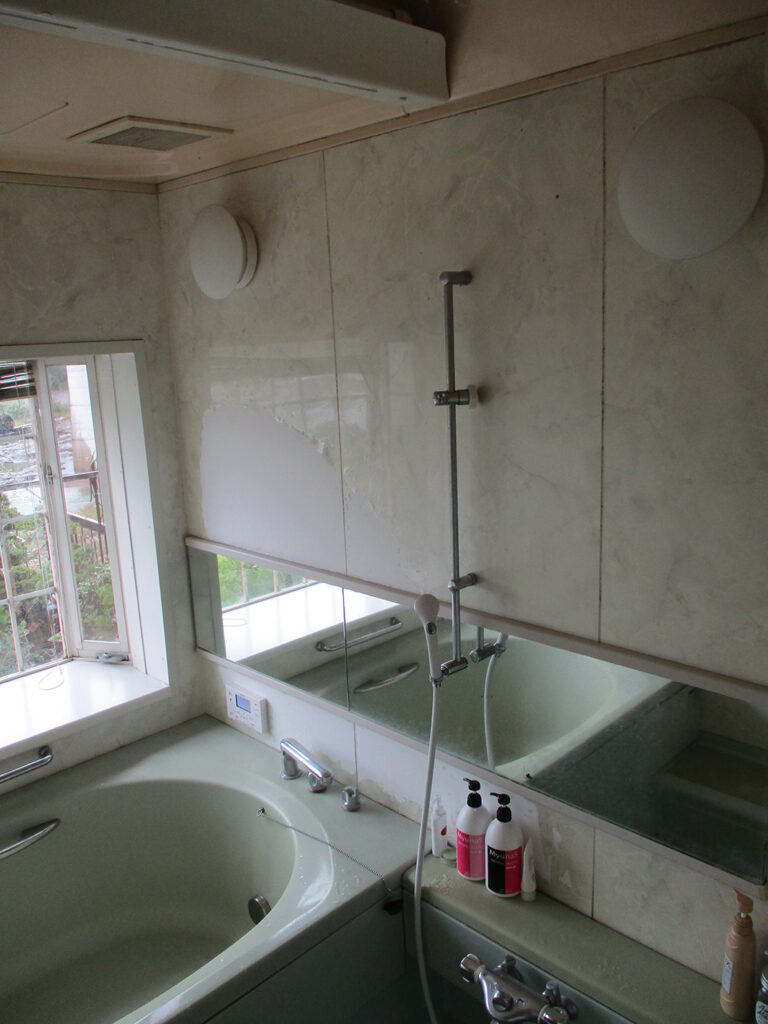 浴室壁の表面フィルムが経年劣化で剥離