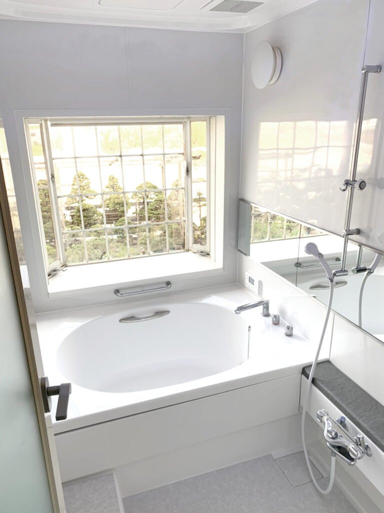 浴室壁の表面フィルムが経年劣化で剥離