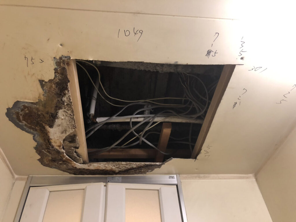 錆びて膨れ上がった天井の補修工事 株式会社バスシステムデザイン研究所