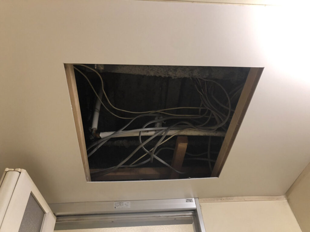 錆びて膨れ上がった天井の補修工事 株式会社バスシステムデザイン研究所