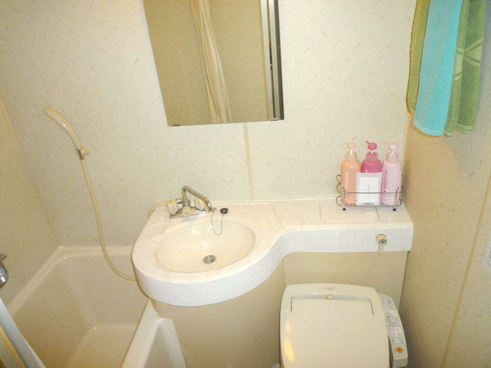 洗面カウンターのハリフォームで明るく綺麗な浴室に！