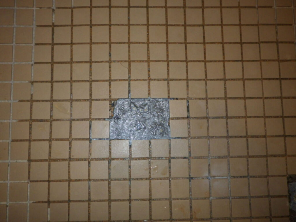 タイルがはがれた浴室床にハリフォーム