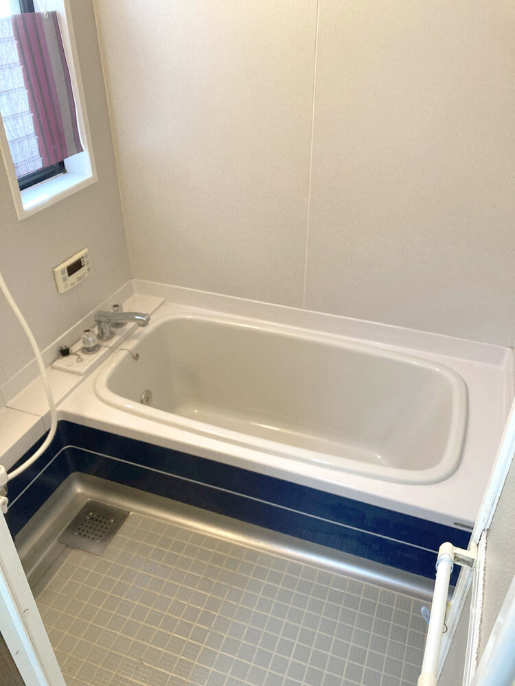 【施工事例】カラーステンレス浴槽の塗膜めくれを補修し、新品同様に蘇らせる方法