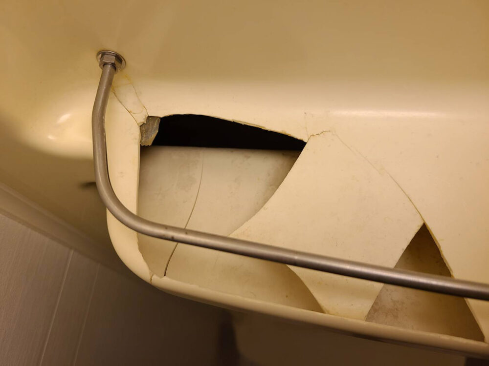 【施工事例】破損した浴室収納パネルを、元通り綺麗にするには。