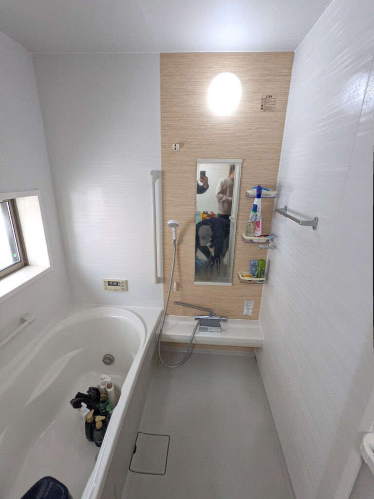 施工事例】浴室カウンターにデッキ式水栓！？壁付けタイプの水栓に交換
