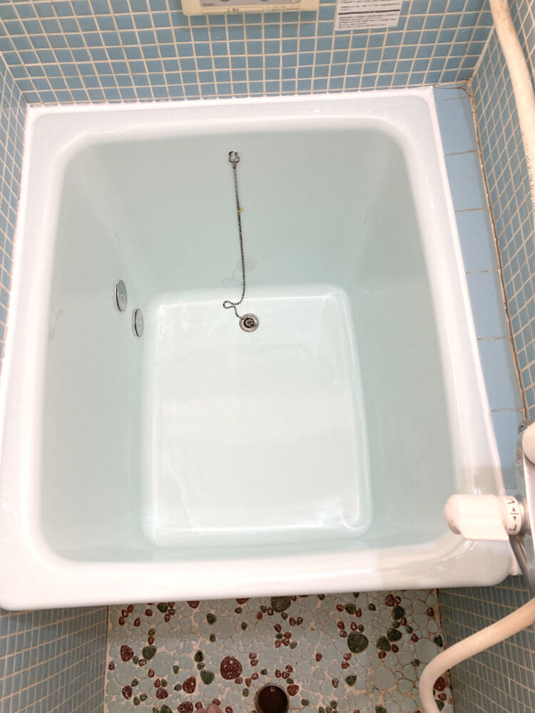 【施工事例】エプロンが凹んでしまった浴槽を、元通り綺麗にするには。