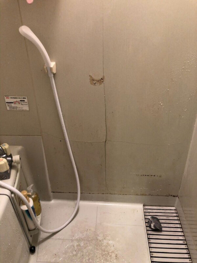 【施工事例】浴室壁の破損補修！