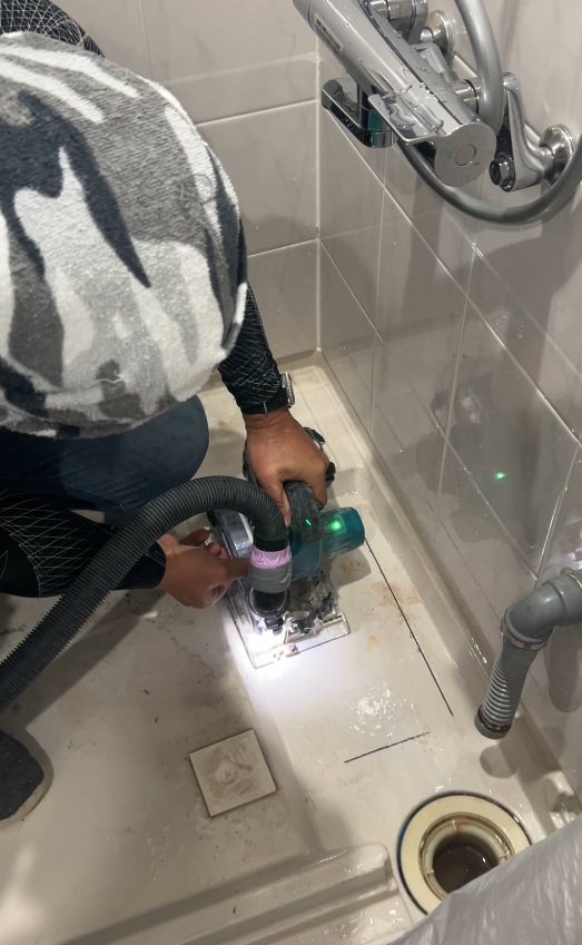 【施工事例】浴室の床をカット！？床下排水トラップの交換工事