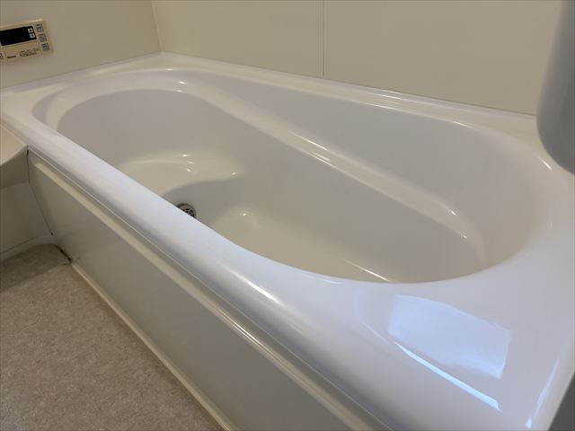 【施工事例】塗分けしたらビジュいいじゃん◎塗装とシート貼りで浴室全体リフォーム